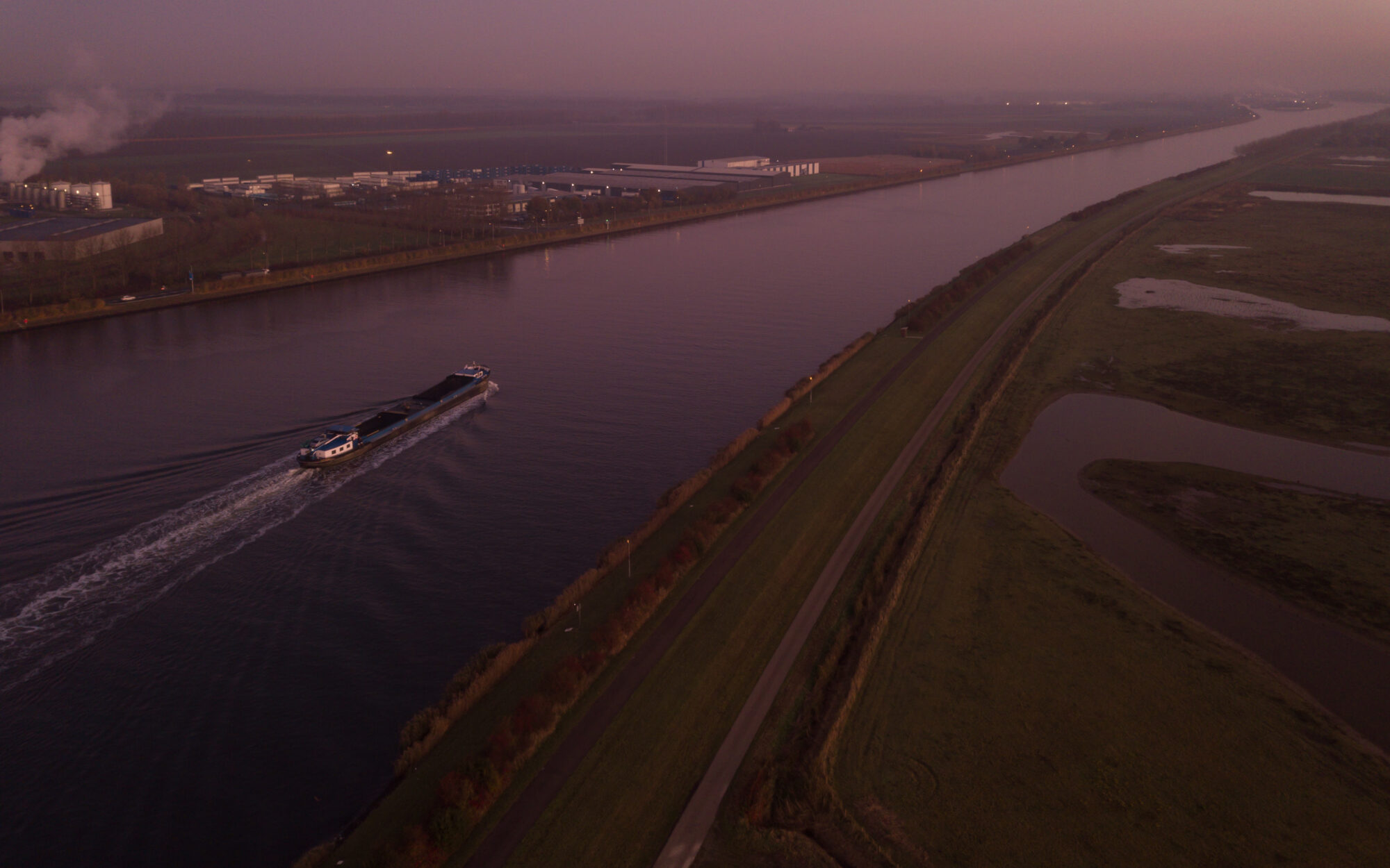 binnenvaartschip-botst-op-aangemeerde-boot-bij-axelse-vlakte