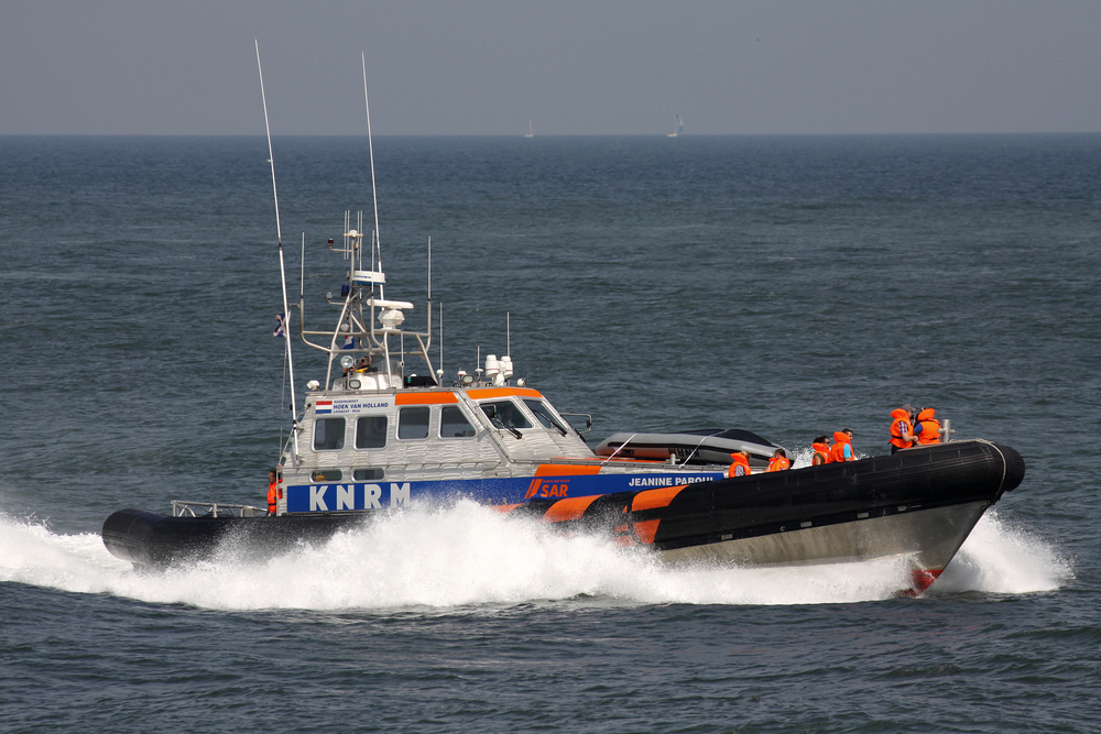 zanger-douwe-bob-botst-met-boot-op-vrachtschip