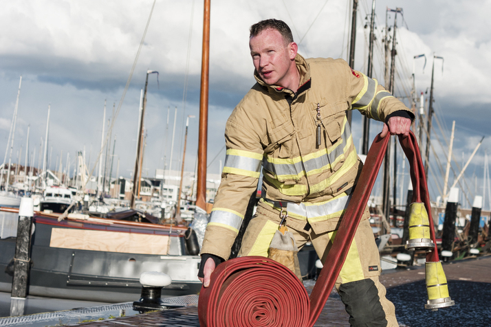 vuur-woedde-op-motorboot-in-haven-deventer