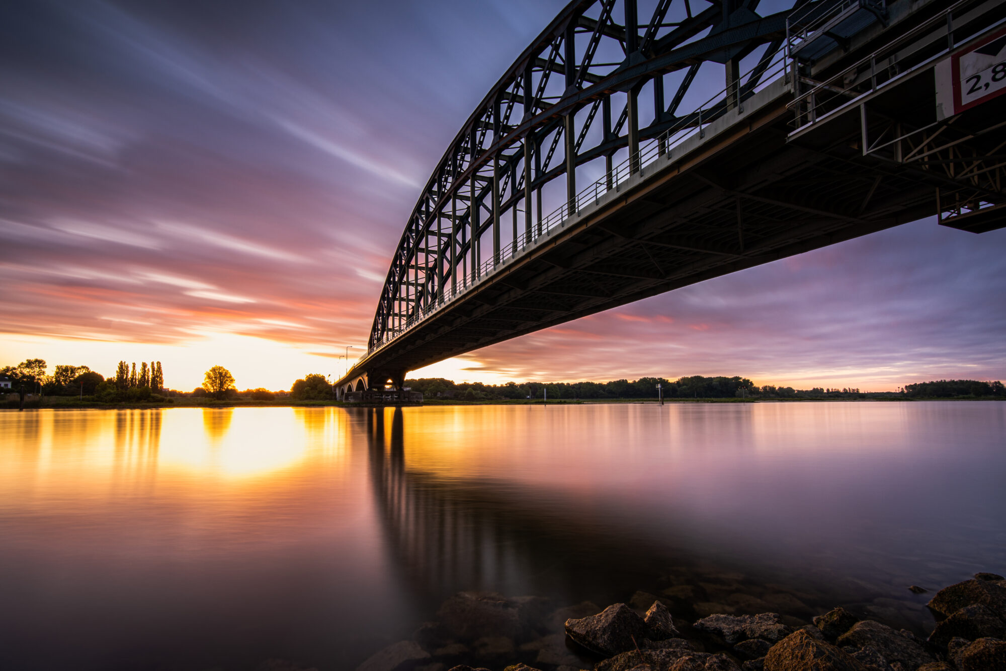 schip-botst-tegen-oude-ijsselbrug-en-verliest-stuurhut