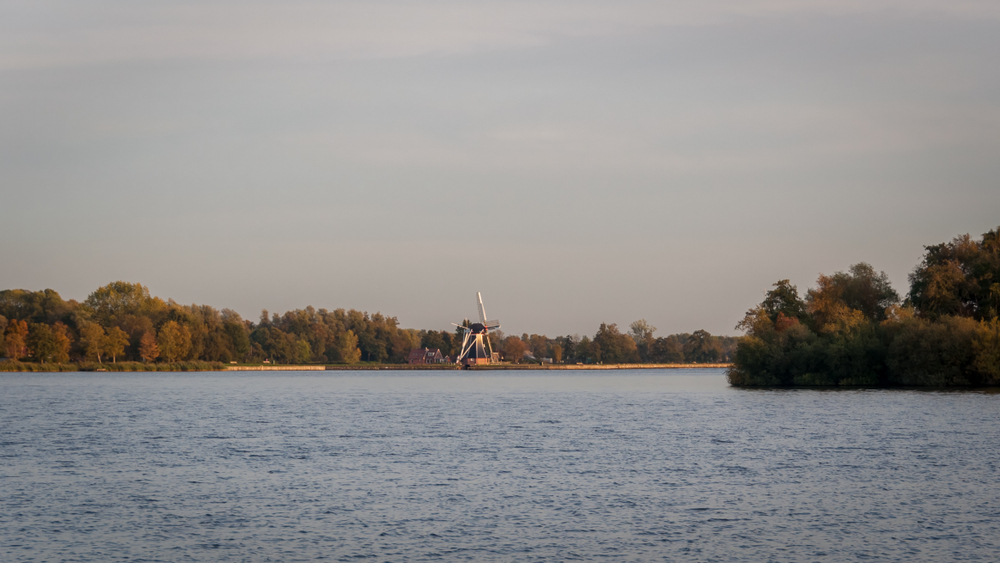 klein-zeilbootje-op-paterswoldsemeer-raakt-onbestuurbaar