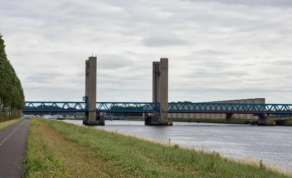 vrachtschip-raakt-lek-door-het-rammen-van-calandbrug