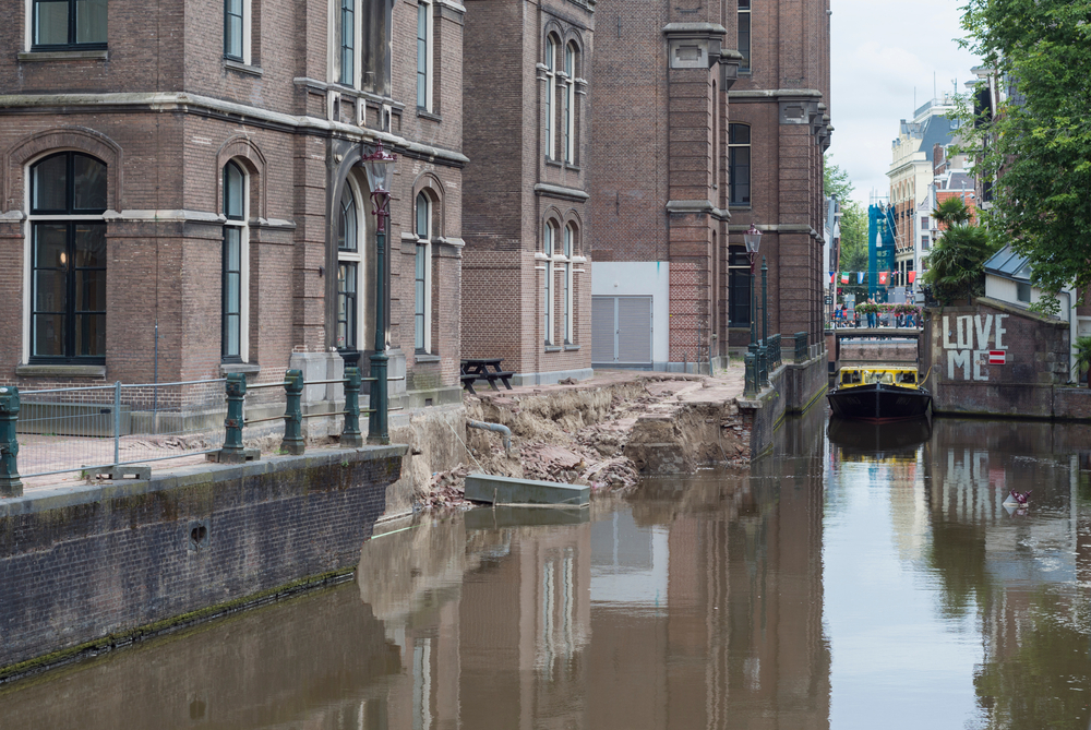 instorten-amsterdamse-kademuur-deels-veroorzaakt-door-boten