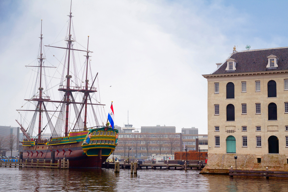 replica-voc-schip-amsterdam-weer-in-scheepvaartmuseum