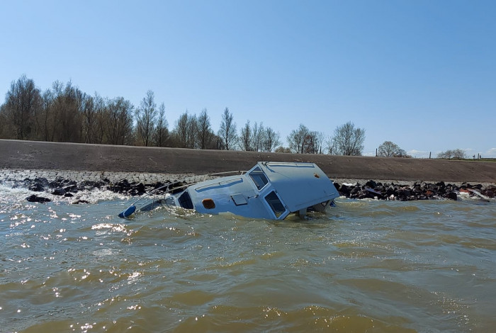 motorboot-omgeslagen-op-ijsselmeer-voor-andijk