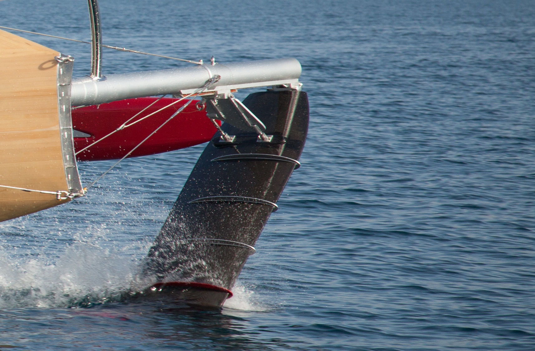 elektrische-speedboot-lijkt-boven-het-water-te-vliegen