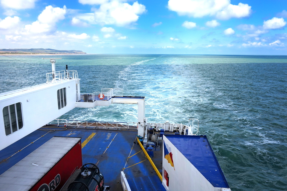 nederlandse-zeilboot-botst-tegen-ferry-nabij-calais