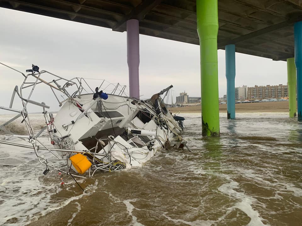 schipper-botst-tegen-pier-scheveningen