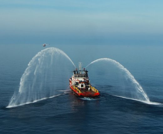 brand-in-boot-op-afgedamde-maas