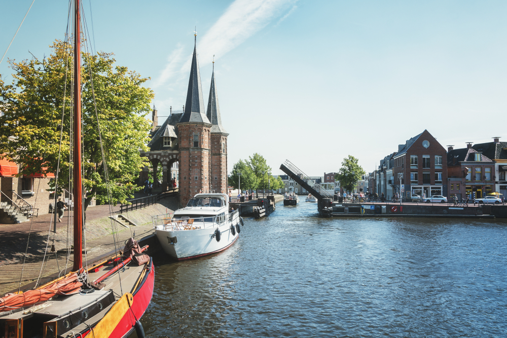 bruggen-in-binnenstad-sneek-vaker-open-voor-sloepen-en-motorboten