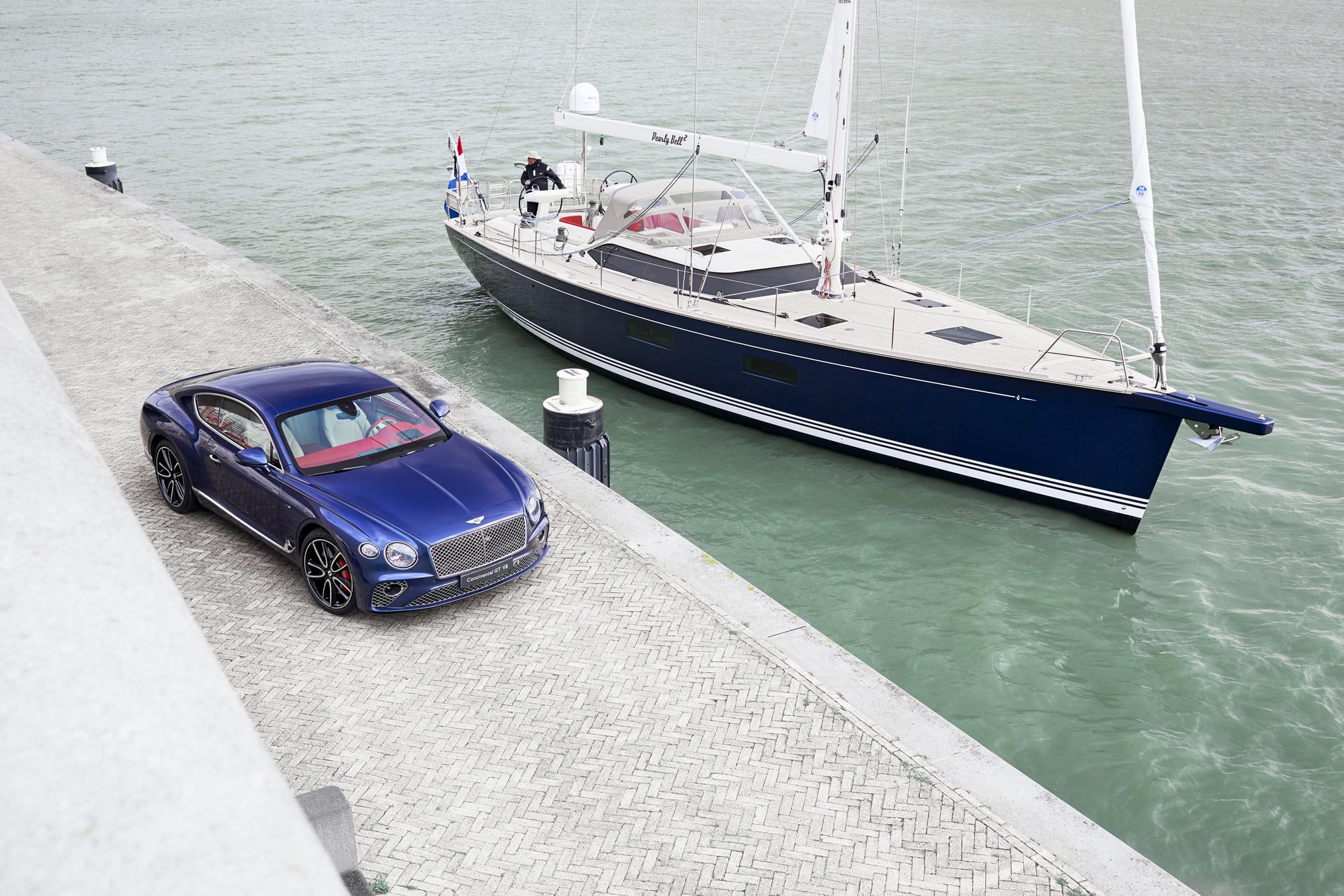 contest-yachts-bouwt-luxe-jacht-met-handgemaakt-bentley-interieur