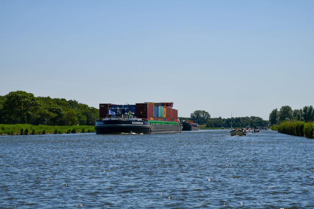 zeilboot-in-aanvaring-met-duwboot-en-zinkt