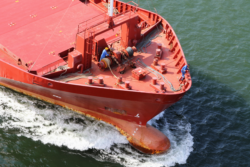 schip-ramt-brug-en-verliest-bijna-zijn-lading