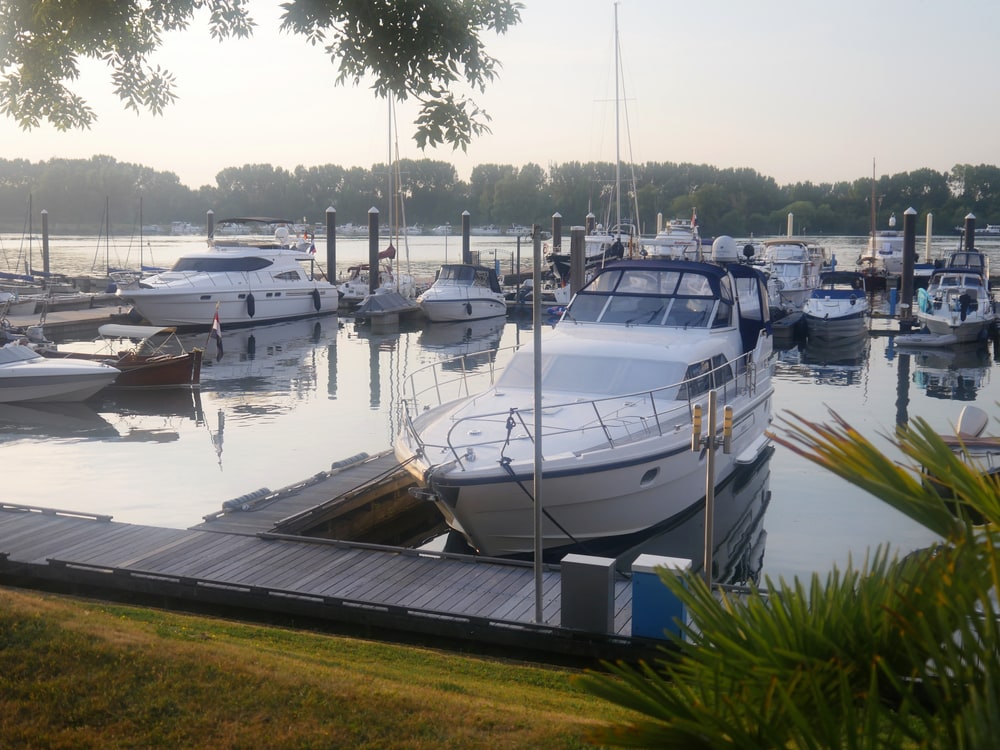 boot-hangt-verticaal-door-hoogwater-in-haven-roermond