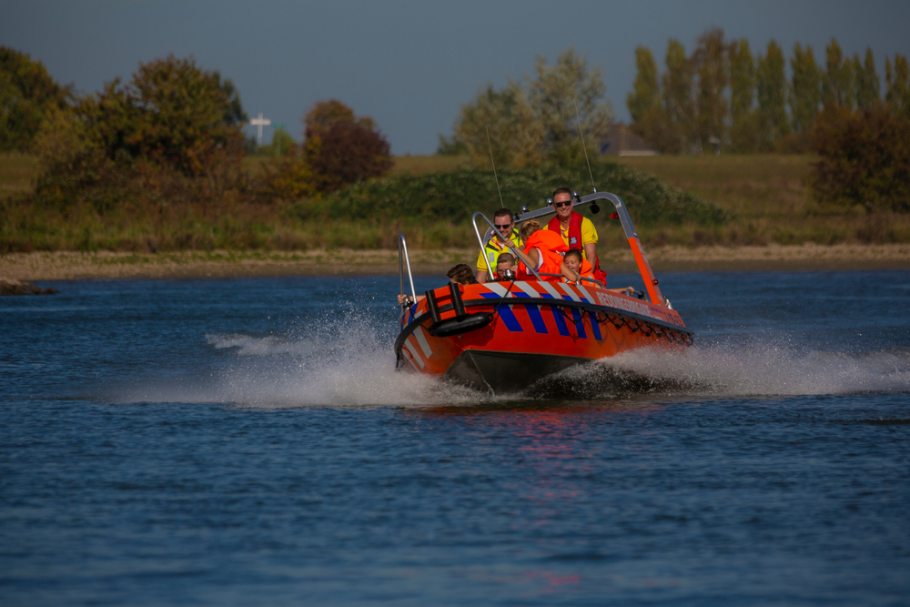 net-gekochte-boot-krijgt-motorproblemen-en-ramt-een-paal