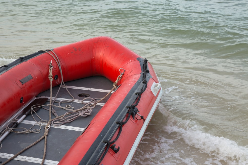 boot-vaart-stuurloos-rond-nadat-man-eruit-valt