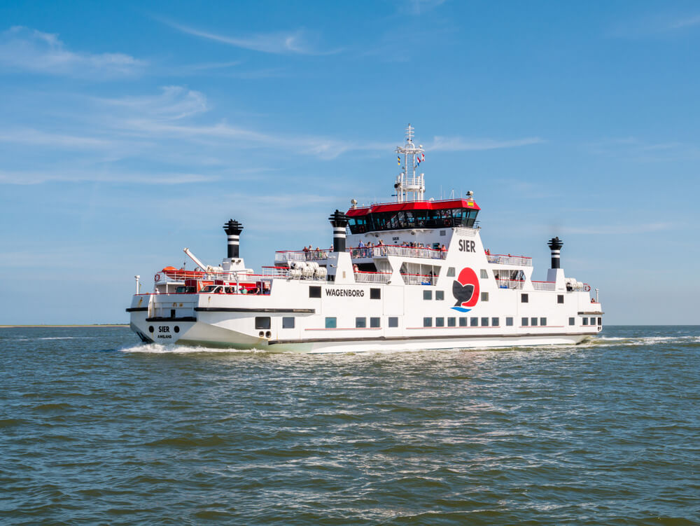 voor-boot-naar-ameland-en-schiermonnikoog-staan-lange-rijen