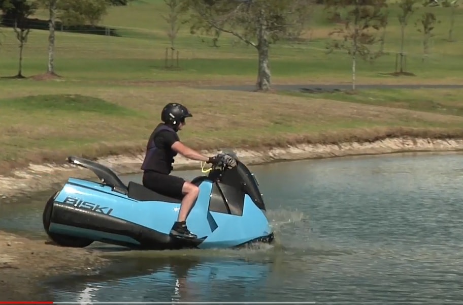 biski:-deze-scooter-en-jetski-ineen-gaat-met-55-pk-over-het-water-(video)