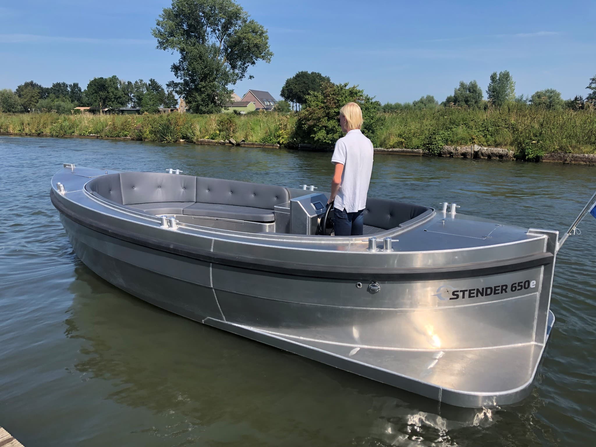 nieuwe-nederlandse-tender:-stoere-aluminium-stender-650