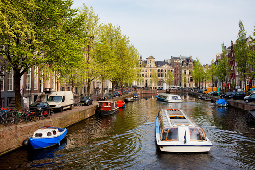 schippers-klagen-over-schade-en-omvaren-door-lage-noodbrug-in-amsterdam