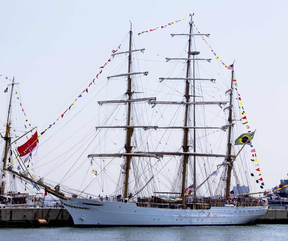 nederlands-gebouwd-zeilschip-vaart-tegen-brug