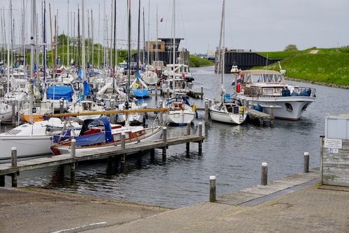 eerste-snellaadpaal-voor-elektrische-vaartuigen-in-nederland-geplaatst-in-brouwershaven