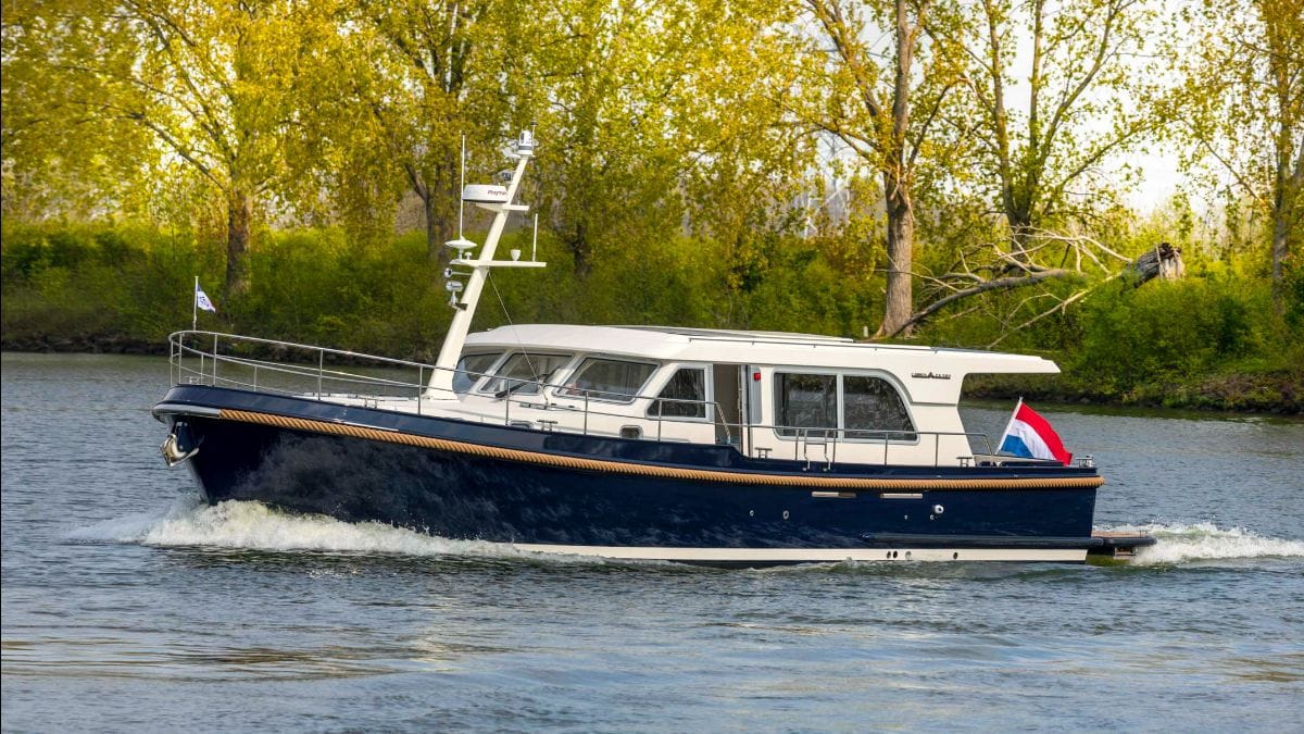 wereldprimeur-grand-sturdy-500-sedan-variodeck-op-boot-dusseldorf-(video)