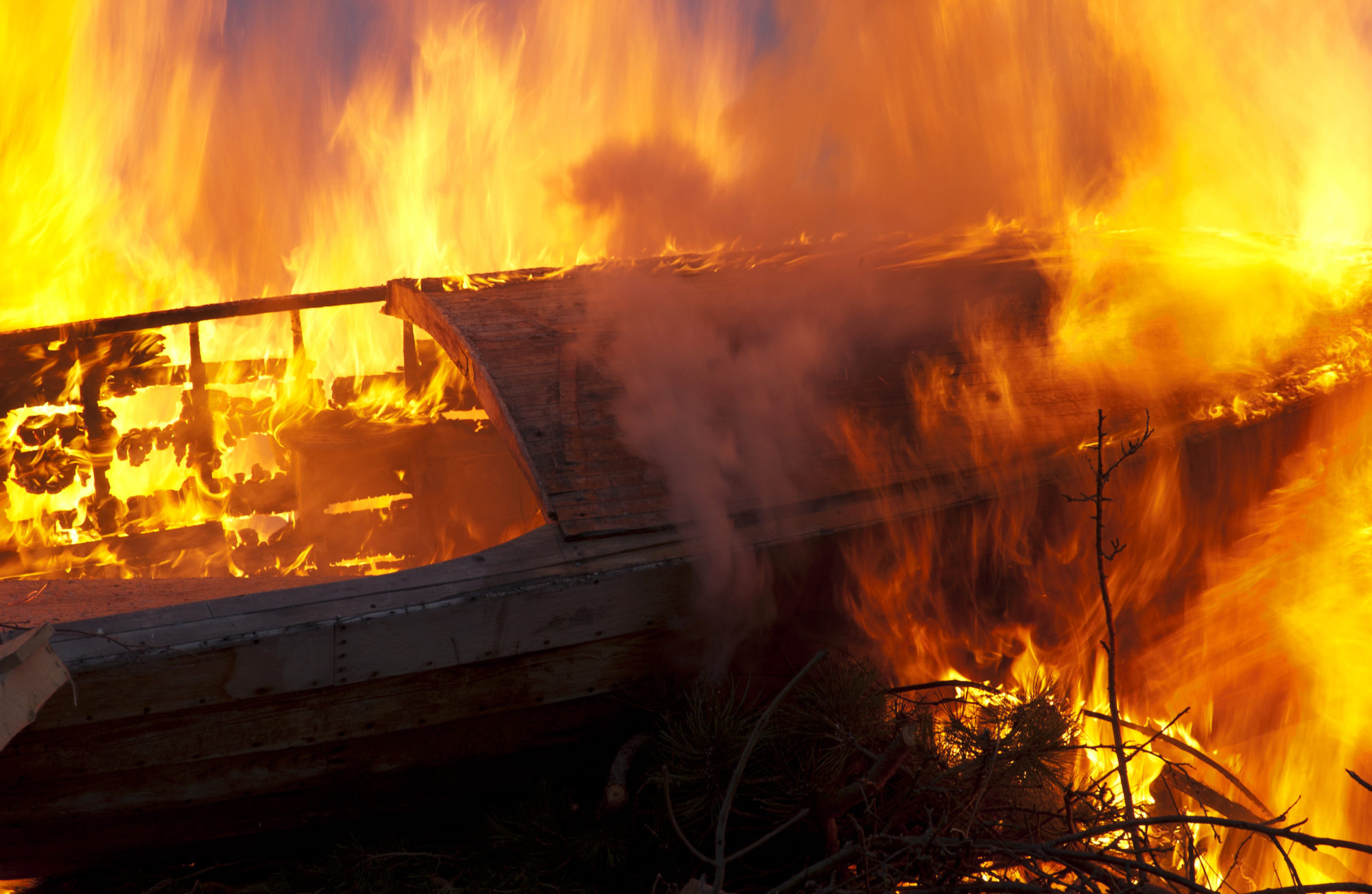 twee-boten-verwoest-na-grote-brand