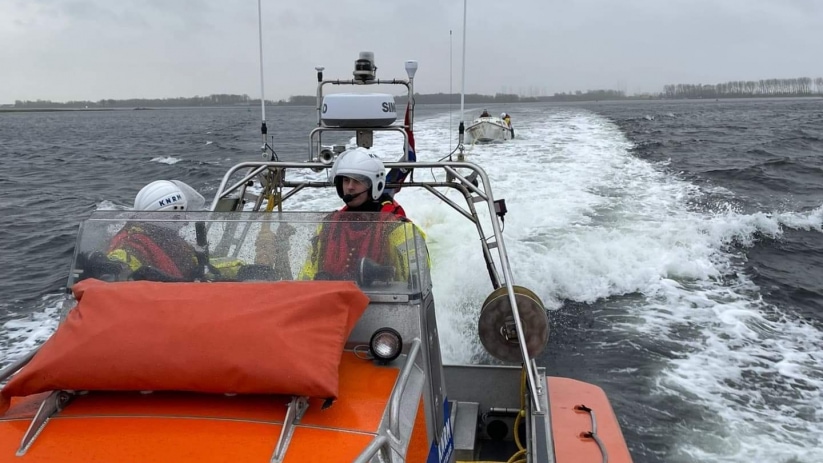 knrm-sleept-zeilboot-met-afgebroken-kiel