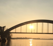 transport-van-superjacht-loopt-vast-op-spoorbrug-vanwege-hoog-water