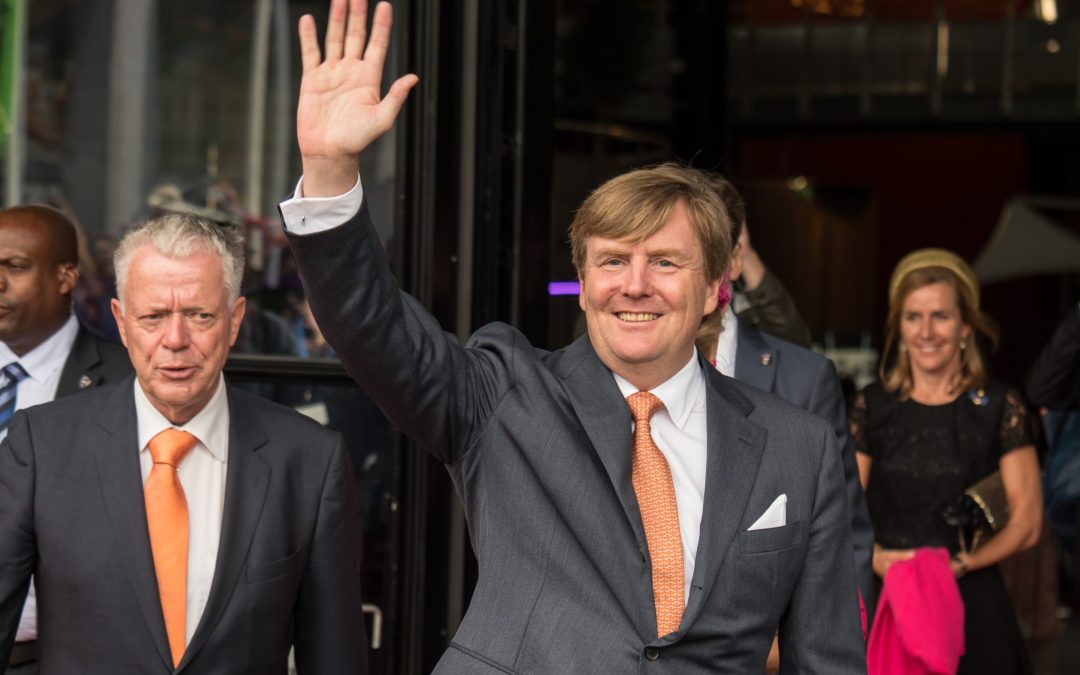 Koning opent grootste zeesluis ter wereld