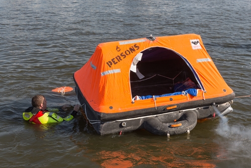 Onbemand reddingsvlot gevonden op strand van Bloemendaal