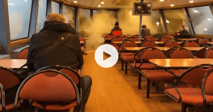 Enorme golf breekt ruiten veerdienst Hamburg (video)