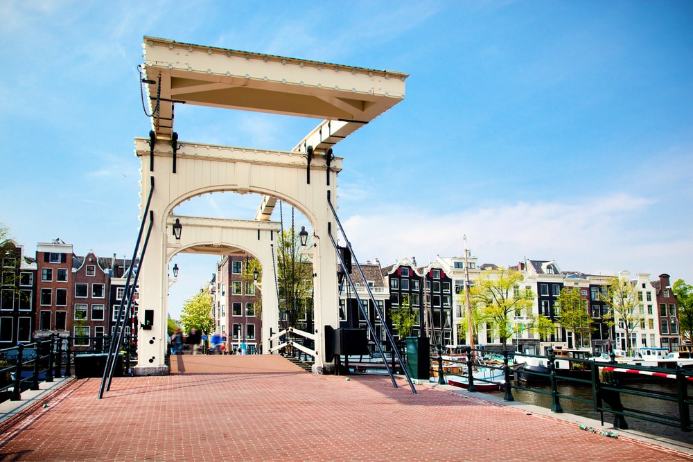 bruggen-amsterdam-toch-weer-met-de-hand-bediend