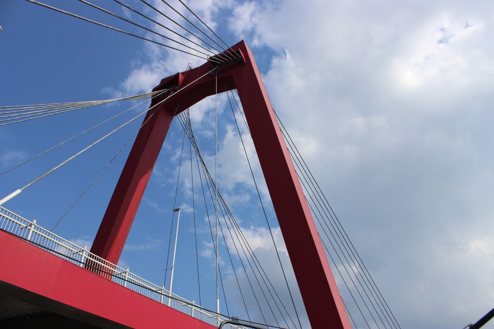 binnenvaartschip-vaart-tegen-willemsbrug-in-rotterdam