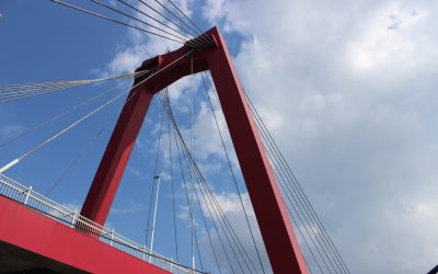 Binnenvaartschip vaart tegen Willemsbrug in Rotterdam