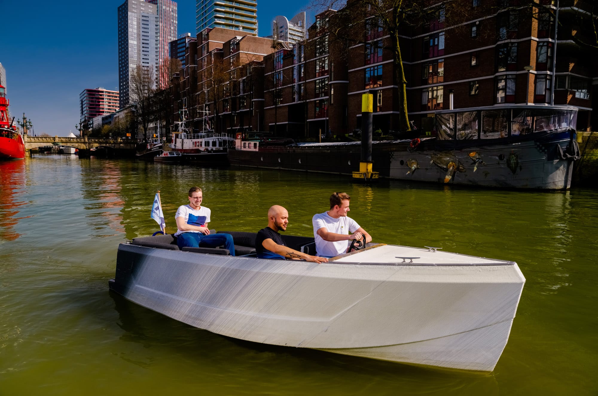 rotterdamse-tanaruz-levert-eerste-3d-geprint-plezierjacht-van-gerecycled-plastic