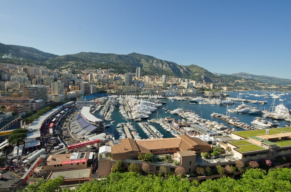 met-een-jacht-aanmeren-in-monaco-tijdens-de-grand-prix