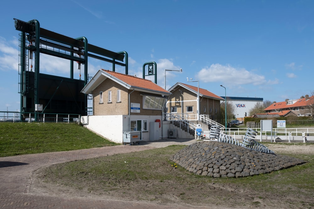 friese-sluis-bij-lemmer-nog-steeds-gestremd