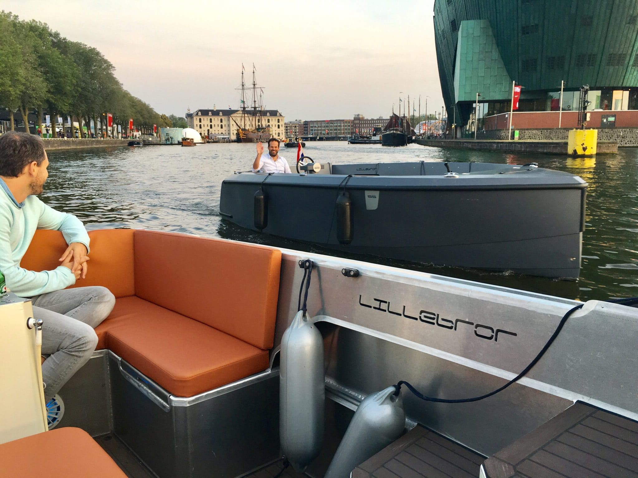 geniet-in-stijl-van-elektrisch-en-hybride-varen-met-lillebror-marine