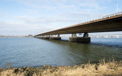 Duwstel met vier bakken vaart tegen pijler Moerdijkbrug