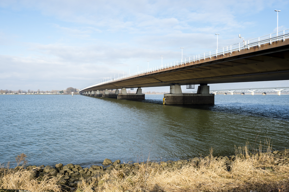 Duwstel met vier bakken vaart tegen pijler Moerdijkbrug