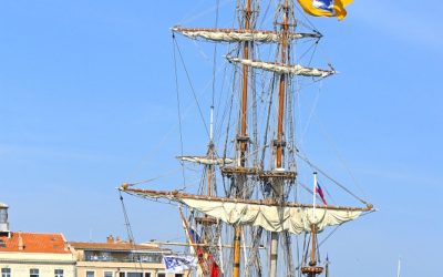 Historische Russische driemaster kan nergens terecht