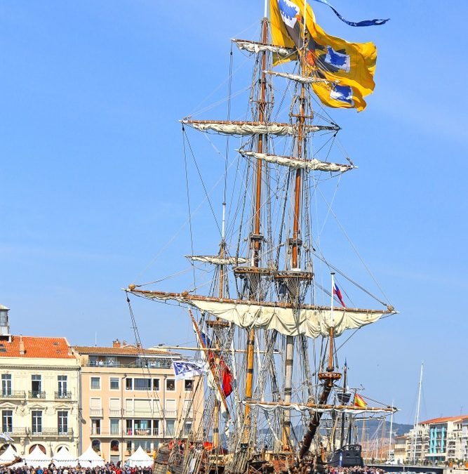 Historische Russische driemaster kan nergens terecht