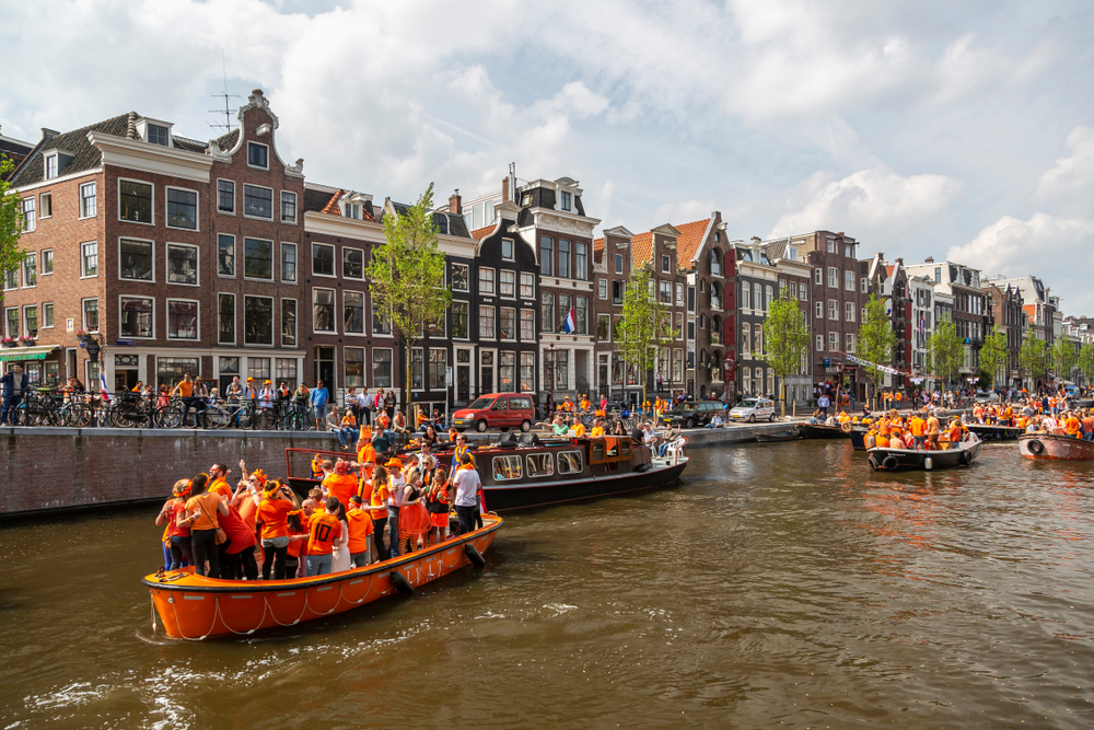 Strenge controle boten op Koningsdag in Amsterdam