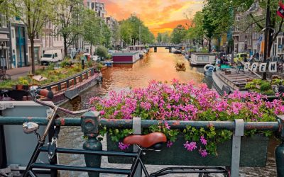 Toeristenbusje rijdt in Prinsengracht Amsterdam