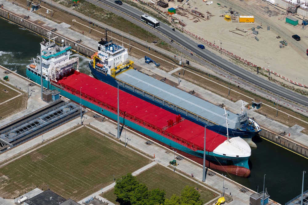 Westsluis Terneuzen beschadigd door aanvaring