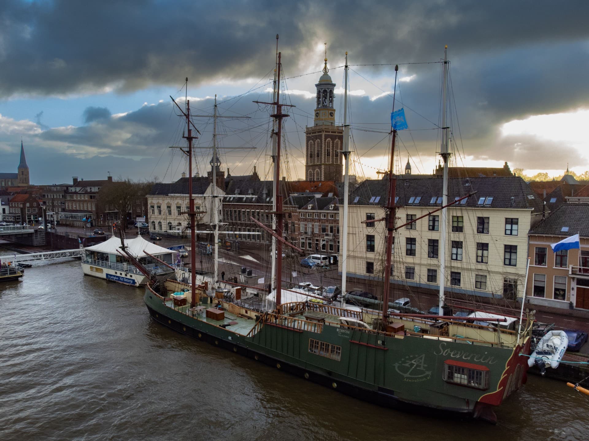 spiegelretourschip-soeverein-is-een-zeilende-loungeclub