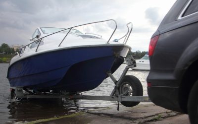 Boot valt van trailer op achteropkomende auto