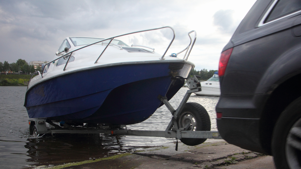 Boot valt van trailer op achteropkomende auto